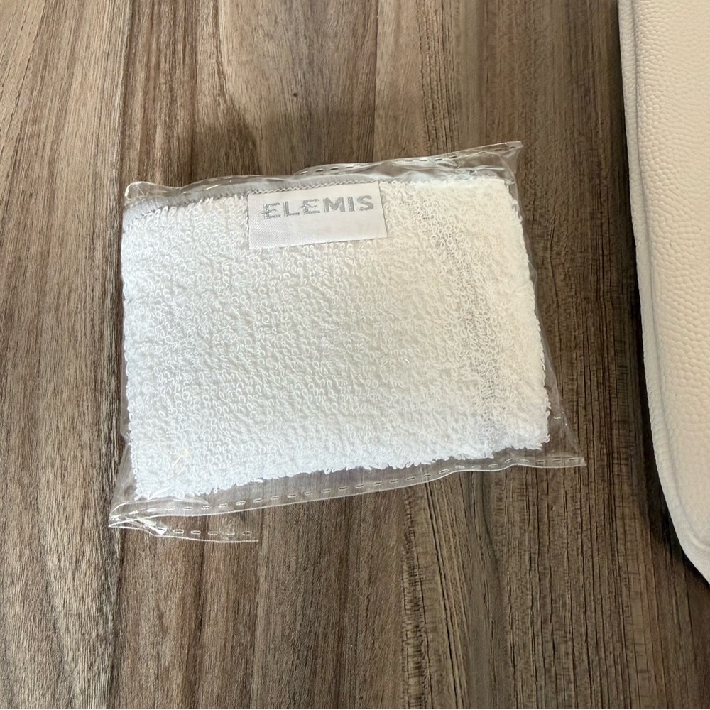 Elemis White Cosmetic Pouch with Face Towel - Picture 3 of 9